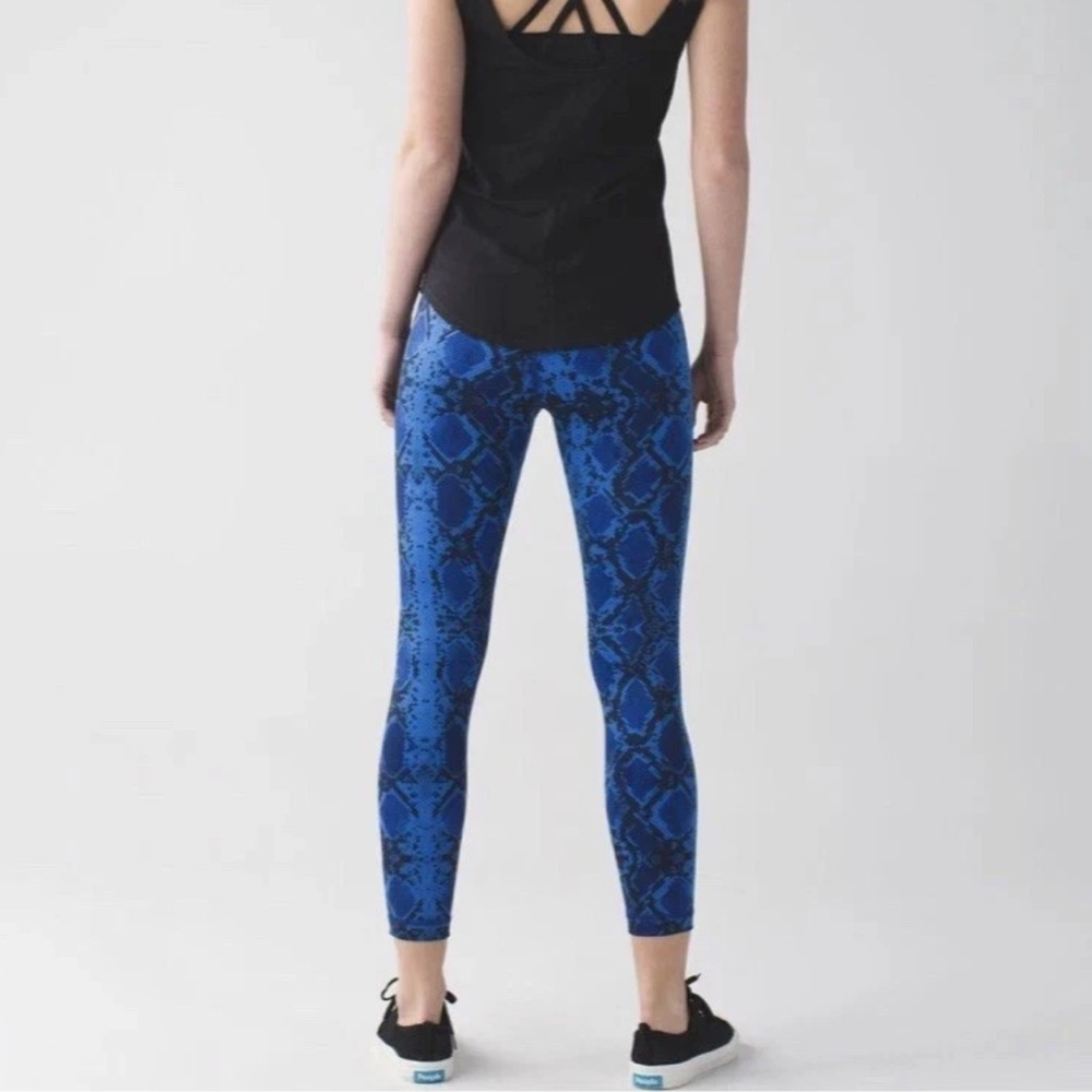 Lululemon "Full-On Luon" Blue Mini Ziggy Snake Print Cropped Leggings US 8 - Picture 2 of 13